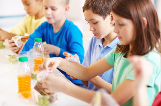 In 30 si sentono male dopo aver mangiato a mensa, verifiche dei Nas alla scuola di Mogliano